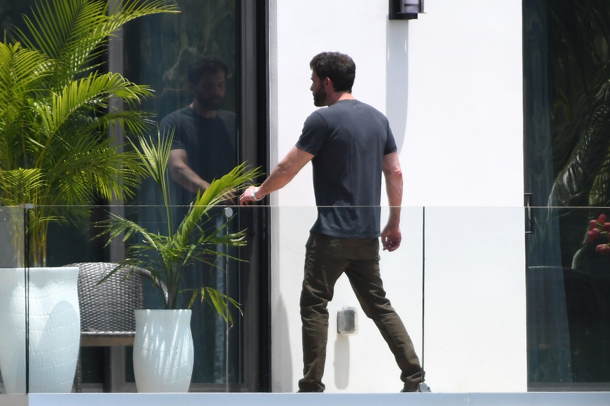 Ben Affleck, fotografiat pe balconul casei lui Jennifer Lopez, în timp ce se relaxează și fumează