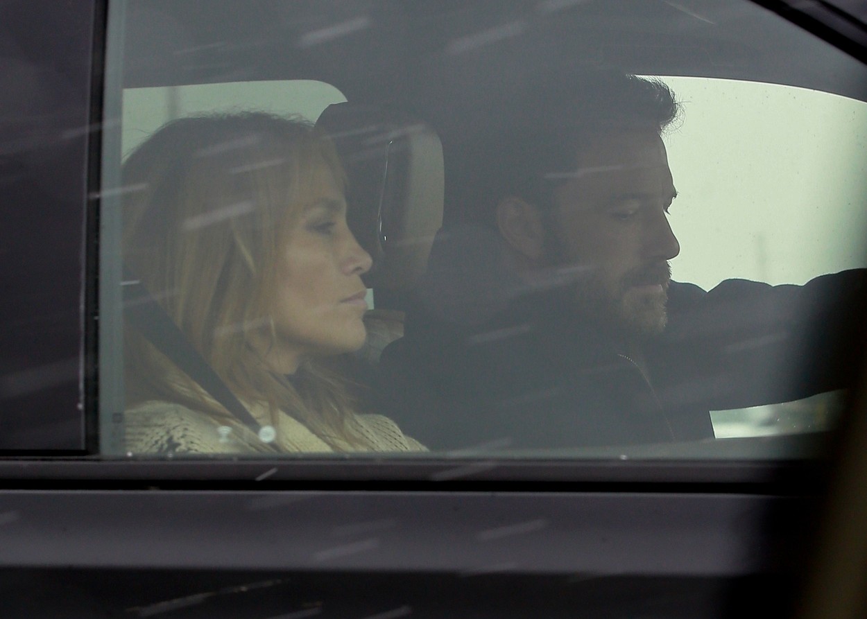 Ben Affleck și Jennifer Lopez, într-o mașină, în timp ce actorul este la volan