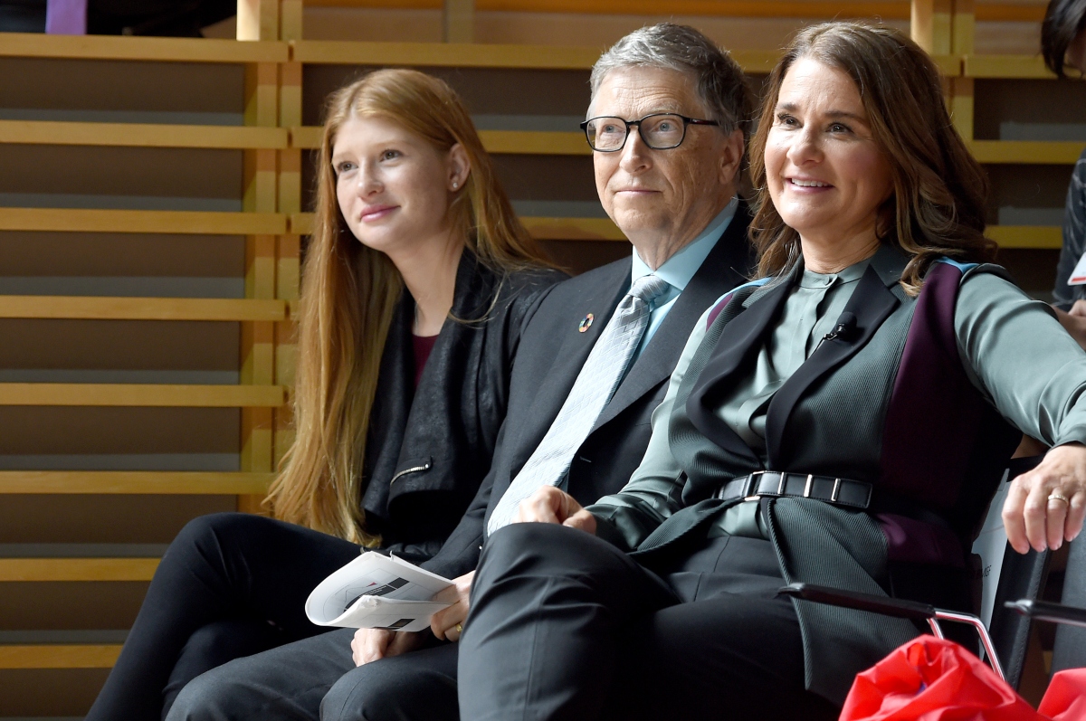 Bill Gates alături de soția și de fiica lor cea mică, Phoebe Gates în cadrul unui eveniment al Fundației lor. Totți trei poartă ținute sobre.