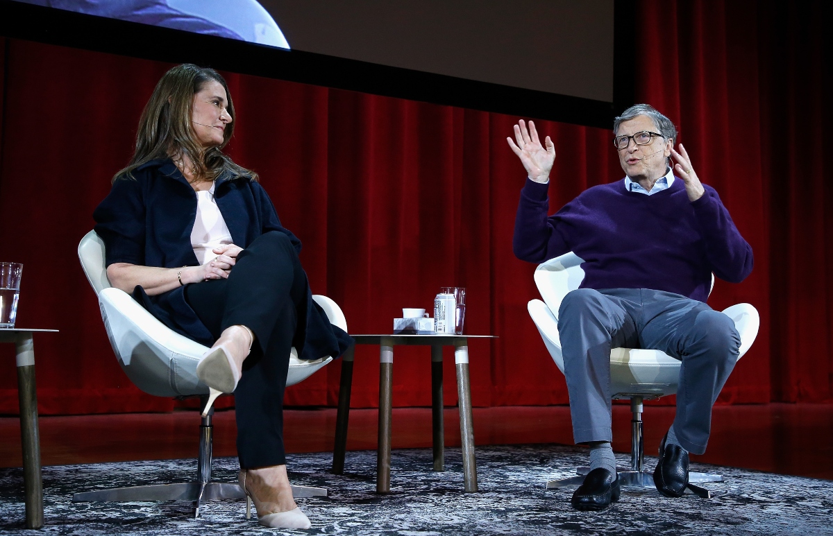 Bill Gates alături de soția lui în cadrul unei emisiuni. Sunt așezați pe scaune și discută. Sunt îmbrăcați în ținute smart-casual.