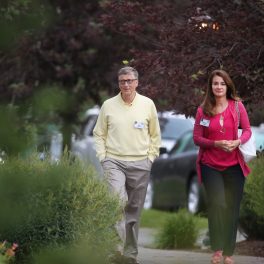 Bill Gates alături de soția lui. Ambii poartă ținute lejere pentru că sunt la o plimbare în parc.