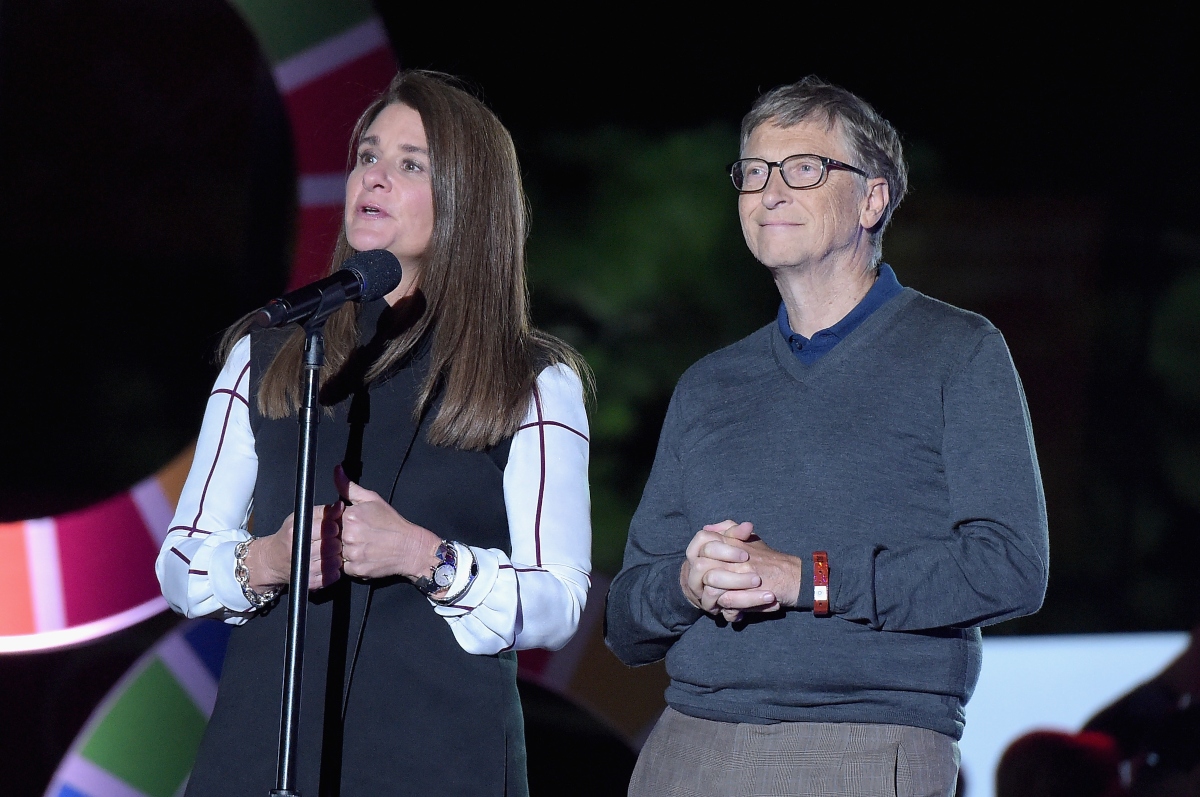 Bill Gates alături de soția lui Melinda Gates. Cei doi au ținute sobre. Ea are o rochie bleumarin cu mâneci albe, iar el poartă o bluză de aceeași culoare.