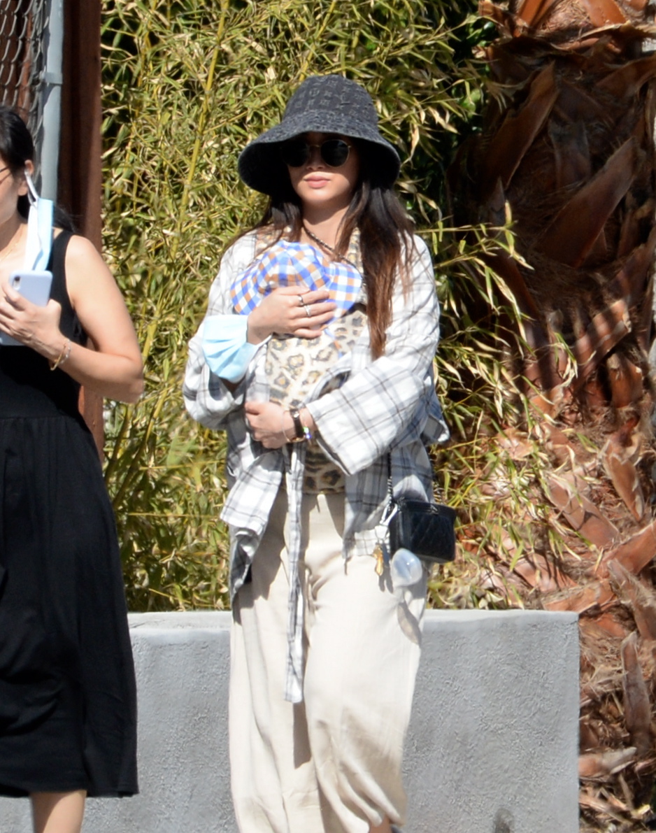 Brenda Song, la plimbare, cu bebelușul în marsupiu, alături de mama sa