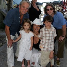 Catherine Zeta-Jones și Michael Douglas, îmbrăcați lejer, alături de cei doi copii, în vacanță, în anul 2007, în Caicos
