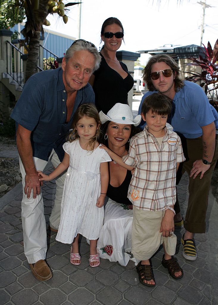 Catherine Zeta-Jones și Michael Douglas, îmbrăcați lejer, alături de cei doi copii, în vacanță, în anul 2007, în Caicos