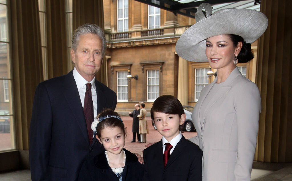 Catherine Zeta-Jones și Michael Douglas, alături de cei doi copii, la Palatul Buckingham, în anul 2011