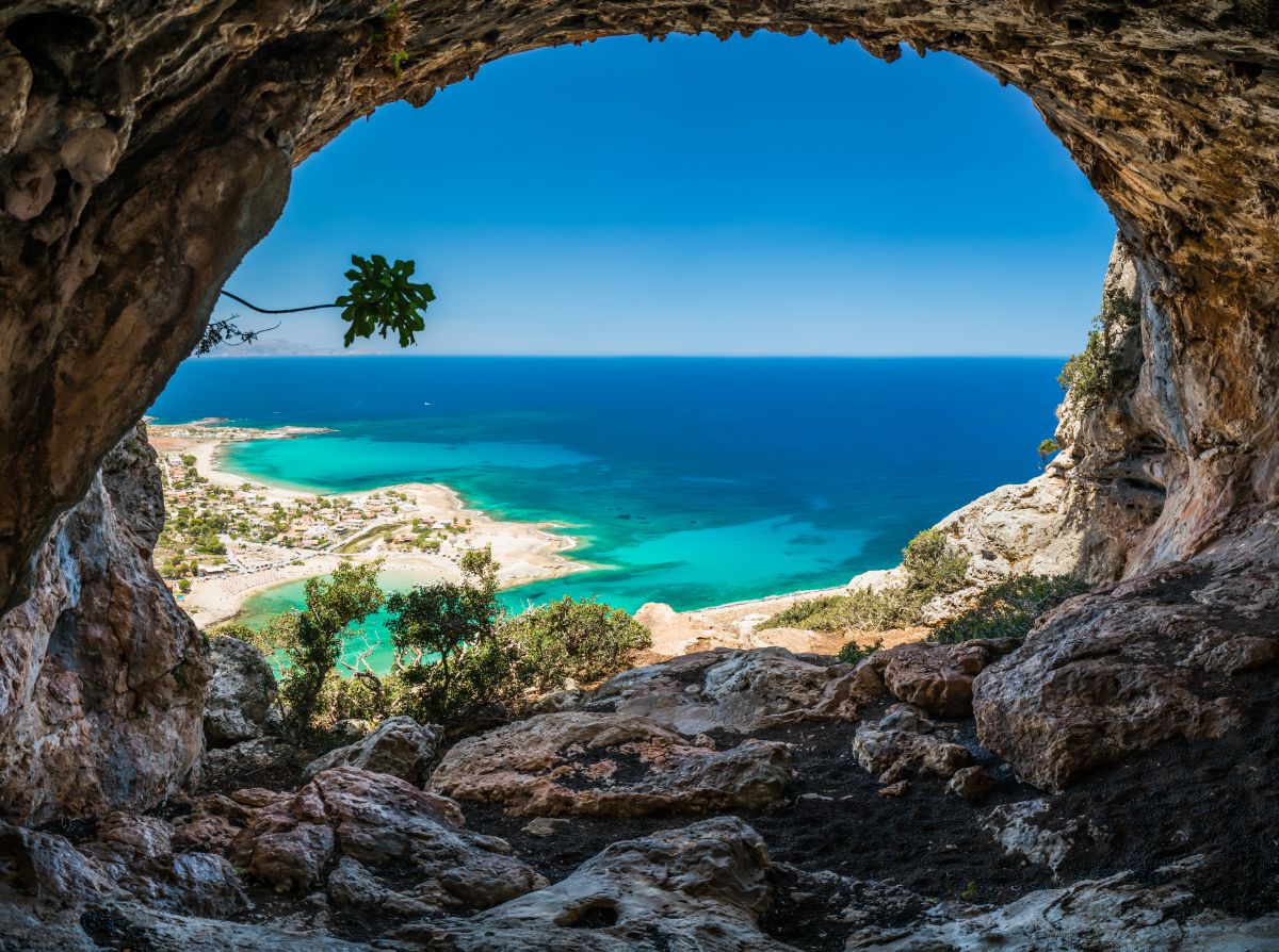 O plajă din insula Creta, privită din interiorul unei peșteri
