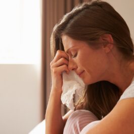 O femeie plânge după o relație nepotrivită.