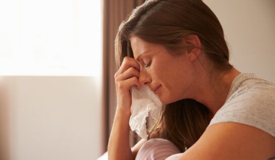 O femeie plânge după o relație nepotrivită.