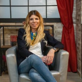 Denisa Zaharia, pe fotoliu, relaxată și zâmbitoare la interviul CaTine.ro