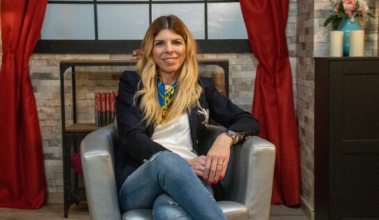 Denisa Zaharia, pe fotoliu, relaxată și zâmbitoare la interviul CaTine.ro