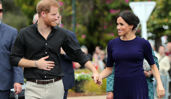 Meghan Markle și Prințul Harry, în timp ce se țin de mână, într-o vizită oficială în Noua Zeelandă