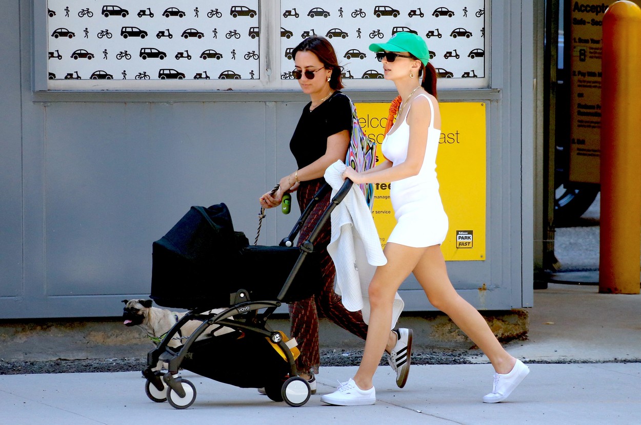 Emily Ratajkowski, la plimbare cu bebelușul ei, într-o rochie albă, extrem de scurtă