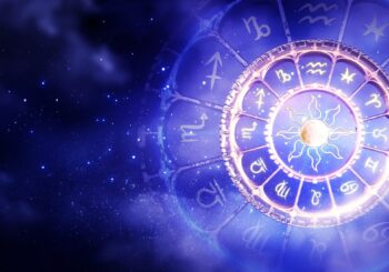 Cele 12 semne zodiacale, dispuse în cercuri concentrice, cu un soare stilizat în interior, pe un fundal în nuanțe de mov și albastru.