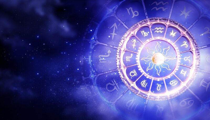 Cele 12 semne zodiacale, dispuse în cercuri concentrice, cu un soare stilizat în interior, pe un fundal în nuanțe de mov și albastru.