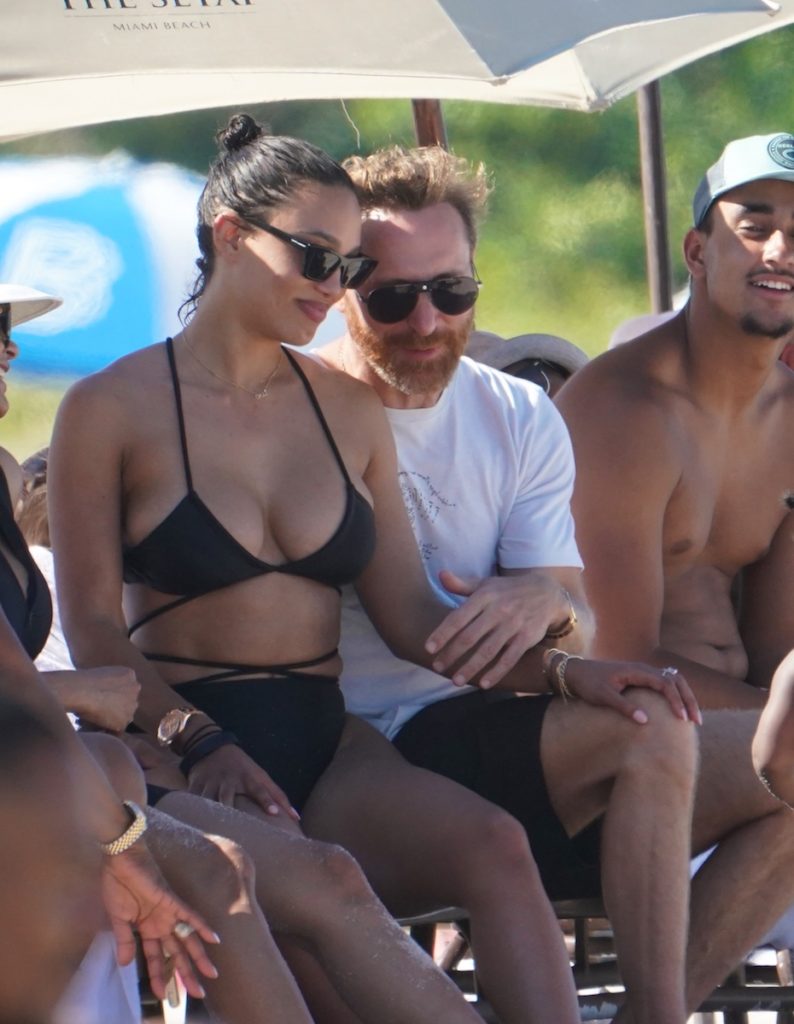 David Guetta și Jessica Ledon, pe șezlong, la plajă în Miami