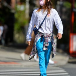 Jared Leto, camuflat din cap până în picioare, îmbrăcat sport, în timp ce se plimbă pe stradă