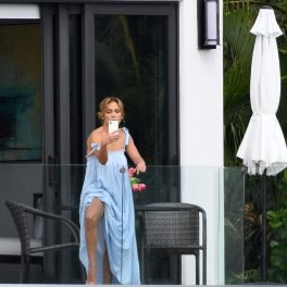 Jennifer Lopez, fotografiată pe balconul casei, în timp ce își făcea poze cu telefonul mobil