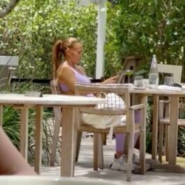Jennifer Lopez, fotografiată la un restaurant în Miami, în timp ce stă la masă, îmbrăcată lejer