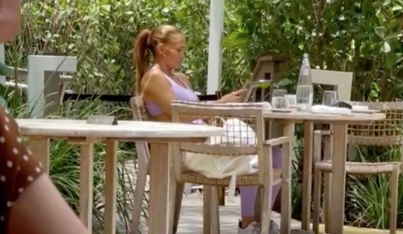 Jennifer Lopez, fotografiată la un restaurant în Miami, în timp ce stă la masă, îmbrăcată lejer