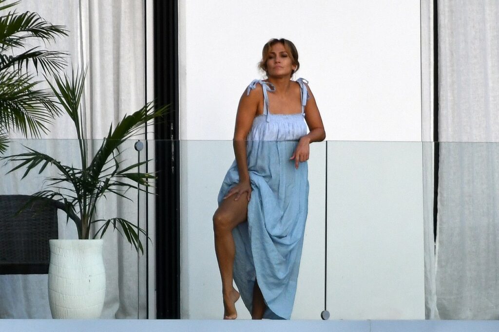 Jennifer Lopez, fotografiată pe balconul casei, în timp ce se relaxează și își face poze