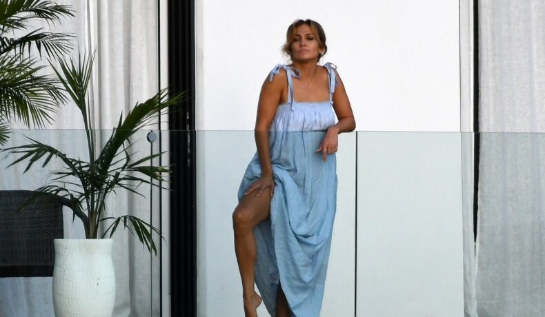 Jennifer Lopez, fotografiată pe balconul casei, în timp ce se relaxează și își face poze