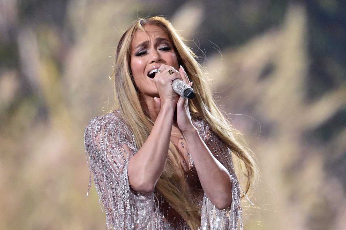 Jennifer Lopez, în timpul concertului VAX Live, în timp ce cântă