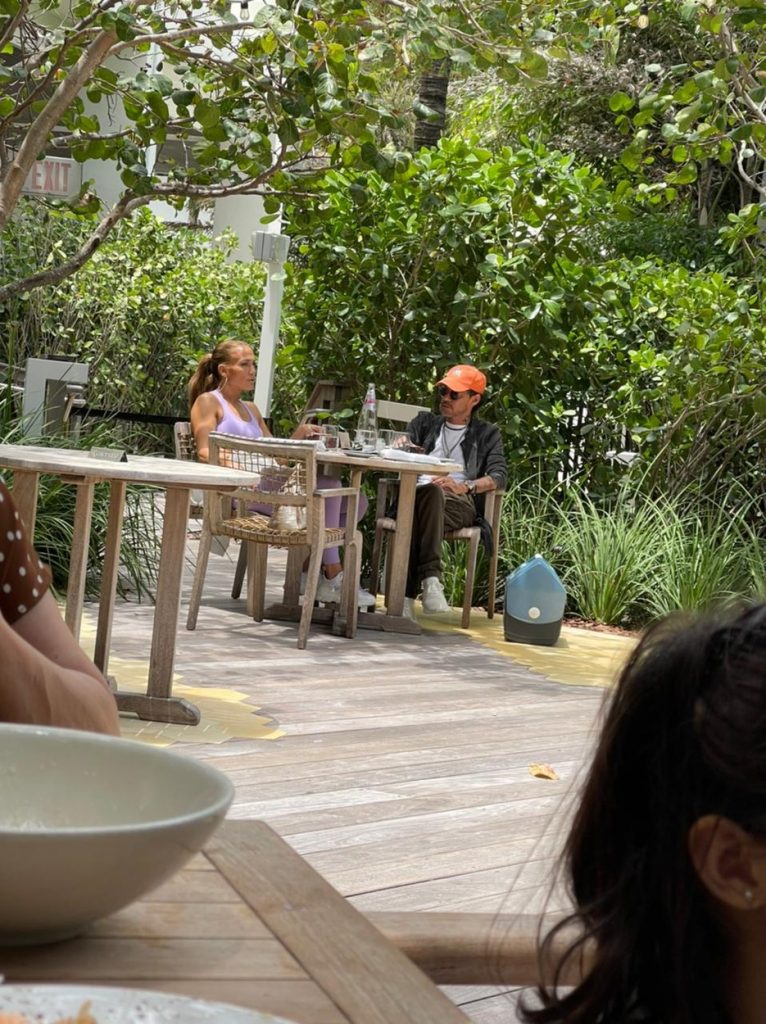 JLo și fostul soț, Ben Affleck, fotografiați împreună, de la distanță, în timp ce iau masa în Miami