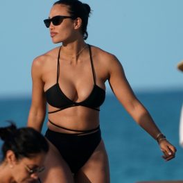 Jessica Ledon, în timp ce se relaxează pe o plajă din Miami