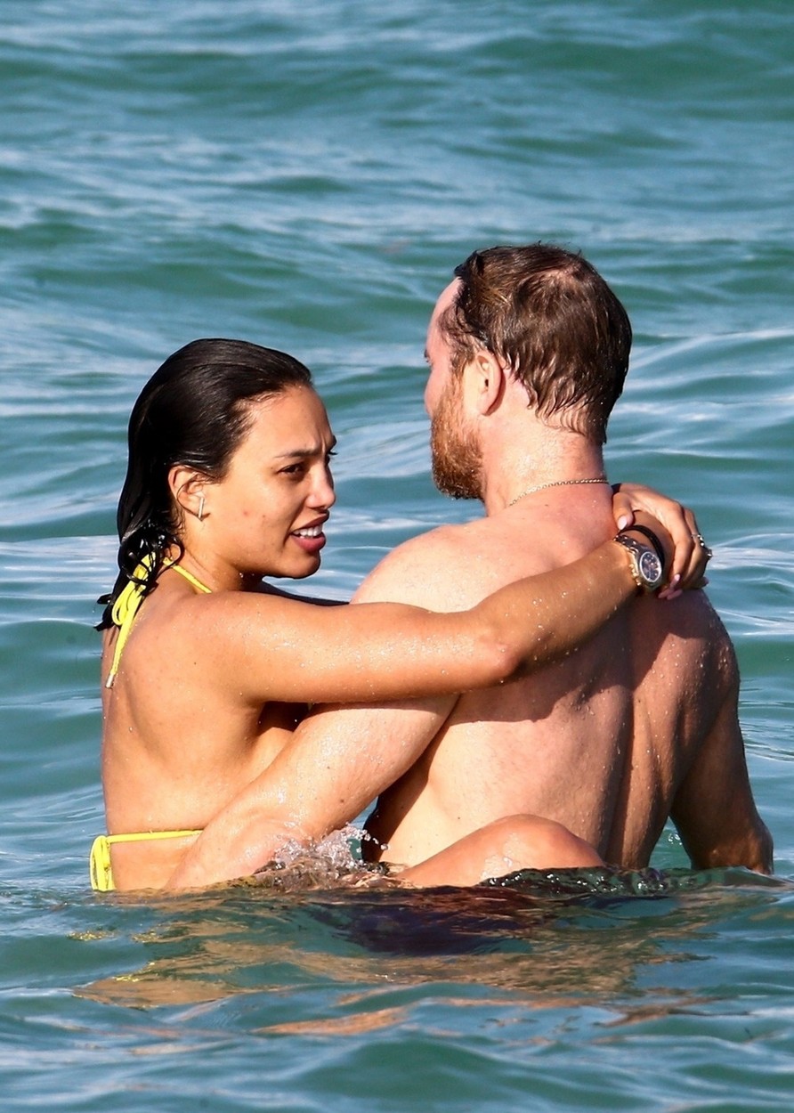 Jessica Ledon și David Guetta, îmbrățișați în apa oceanului, în Miami