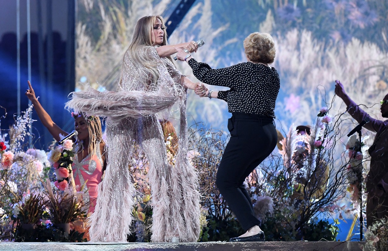 Jennifer Lopez, moment emoționant pe scena VAX Live alături de mama sa