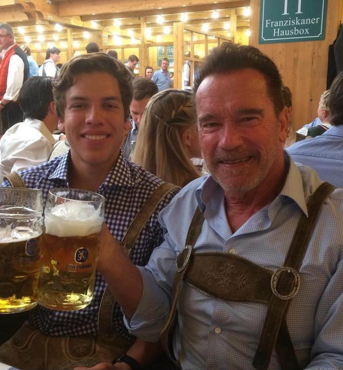Joseph Baena este cu Arnold Schwarzenegger la o terasă. Cei doi ciocnesc câte o halbă de bere.