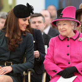 Kate Middleton, alături de Regina Elisabeta, la o prezentare de modă, în anul 2012, la Leicester