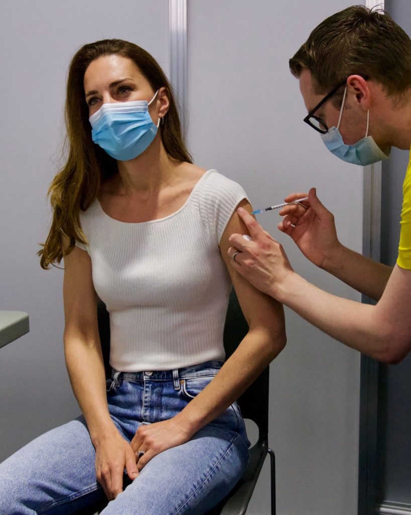 Kate Middleton, fotogrfiată în timp ce este vaccinată de un cadru medical împotriva Covid-19, la Muzeul Științific din Londra