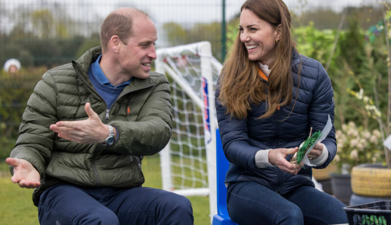 Kate Middleton și Prințul William, la County Durham, în timp ce discută, râd și plantează răsaduri