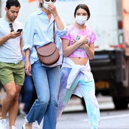 Katie Holmes și Suri Cruise, în timp ce traversează strada în New York, cu mască pe față și îmbrăcate în haine lejere