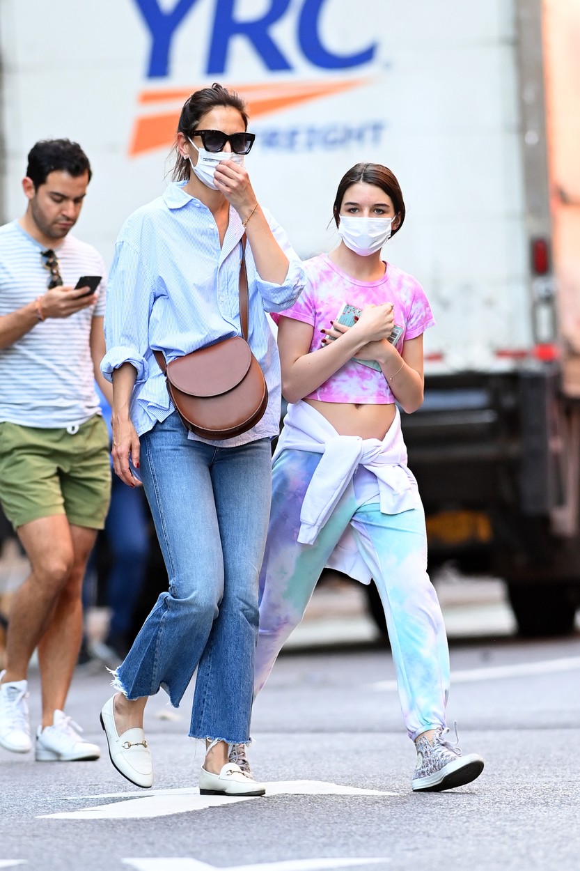 Katie Holmes și Suri Cruise, în timp ce traversează strada în New York, cu mască pe față și îmbrăcate în haine lejere