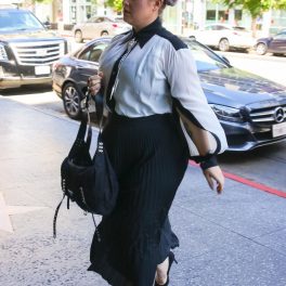 Kelly Osbourne, elegantă, în cămasă și fustă midi, pe stradă