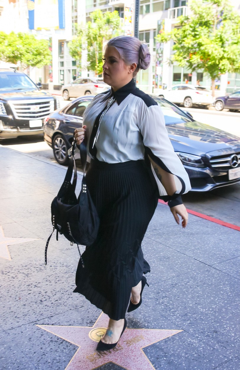Kelly Osbourne, elegantă, în cămasă și fustă midi, pe stradă