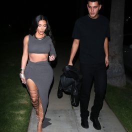 Kim Kardashian, alături de Jamie Reuben, în timp ce merg spre localul unde acesta își organizase ziua de naștere
