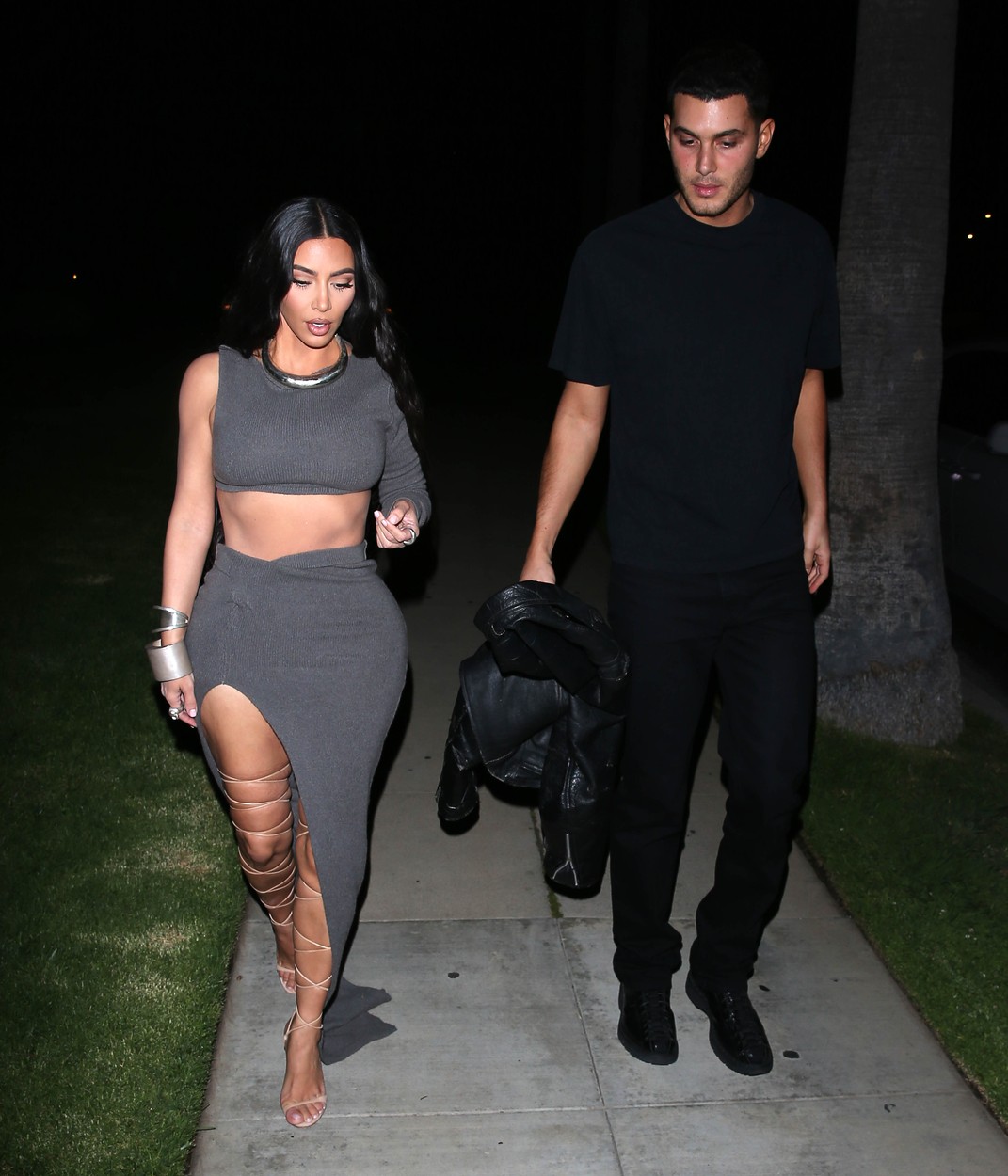 Kim Kardashian, alături de Jamie Reuben, în timp ce merg spre localul unde acesta își organizase ziua de naștere