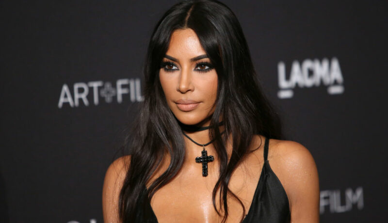 Kim Kardashian, la un eveniment monden, îmbrăcată într-o rochie neagră, elegantă, în anul 2018