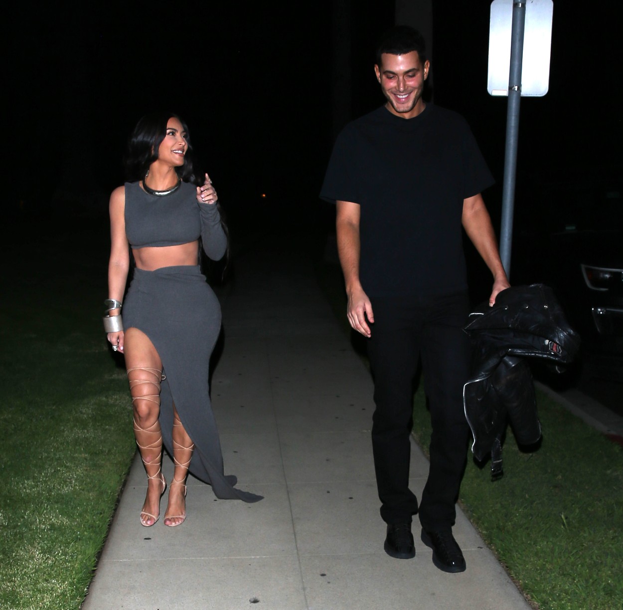 Kim Kardashian, în timp ce discută cu Jamie Reuben și merg împreună la petrecerea organizată de ziua lui