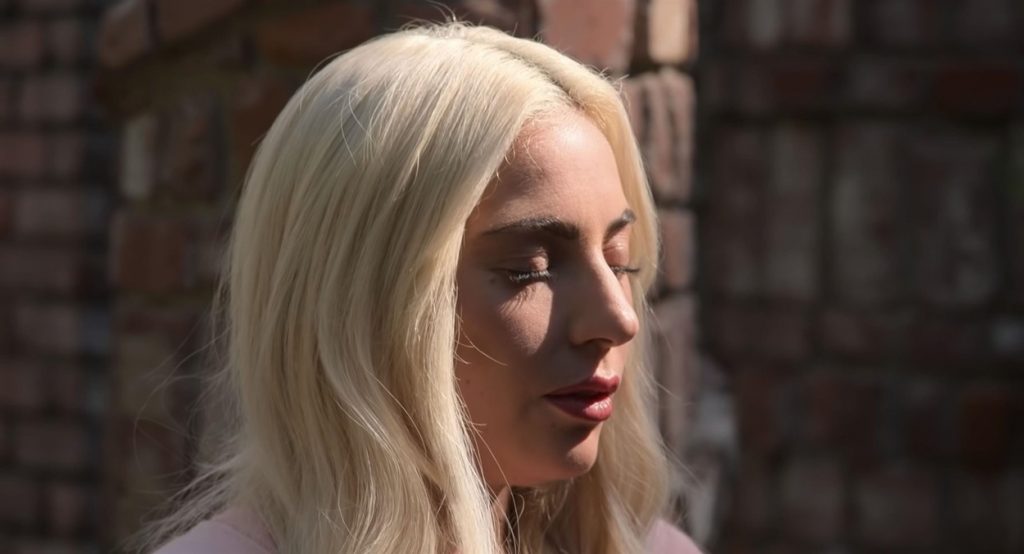 Lady Gaga, cu ochii închiși, în timp ce își amintește despre abuzul sexual de la vârsta de 19 ani