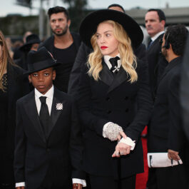 Madonna, alături de fiul ei, David Banda, îmbrăcați în negru, la Premiile Grammy din anul 2014