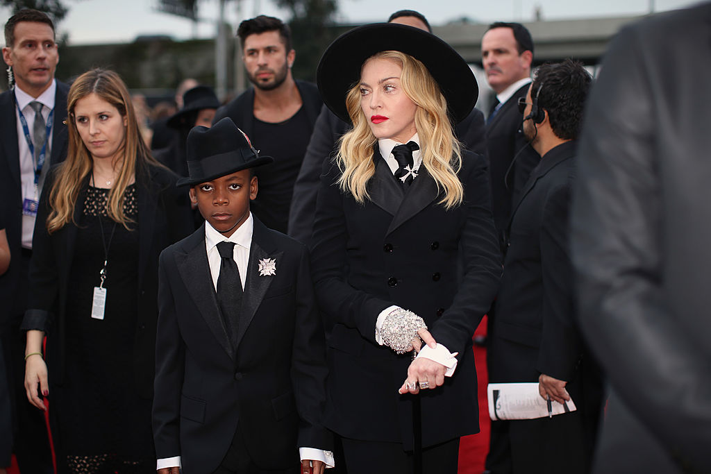 Madonna, alături de fiul ei, David Banda, îmbrăcați în negru, la Premiile Grammy din anul 2014
