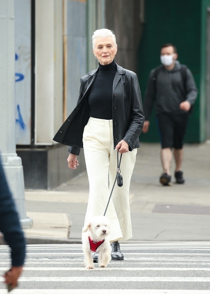 Maye Musk, la plimbare, pe stradă, în New York, în timp ce traversează pe trecerea de pietoni
