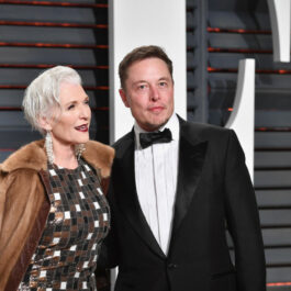 Maye Musk și Elon Musk, îmbrăcați elegant, pe covorul roșu, la Vanity Fair Party în anul 2017