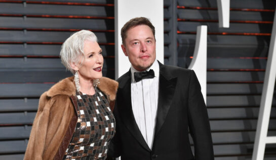 Maye Musk și Elon Musk, îmbrăcați elegant, pe covorul roșu, la Vanity Fair Party în anul 2017