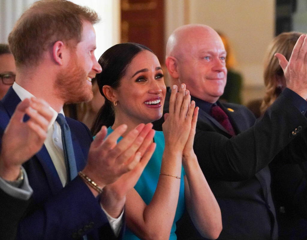Ducii de Sussex, în timp ce aplaudă și se bucură, la decernarea Endeavour Fund Awards, în anul 2020